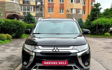 Mitsubishi Outlander III рестайлинг 3, 2020 год, 1 900 000 рублей, 2 фотография
