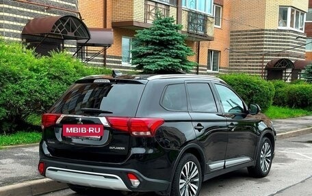 Mitsubishi Outlander III рестайлинг 3, 2020 год, 1 900 000 рублей, 5 фотография