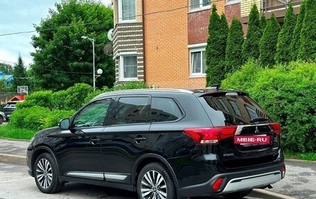 Mitsubishi Outlander III рестайлинг 3, 2020 год, 1 900 000 рублей, 7 фотография