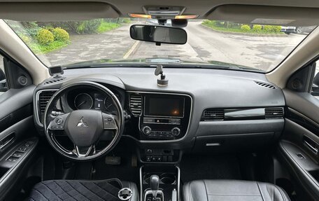 Mitsubishi Outlander III рестайлинг 3, 2020 год, 1 900 000 рублей, 15 фотография