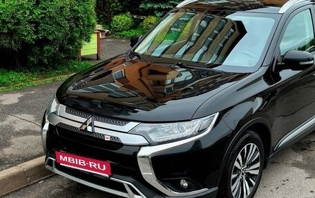 Mitsubishi Outlander III рестайлинг 3, 2020 год, 1 900 000 рублей, 9 фотография