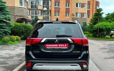 Mitsubishi Outlander III рестайлинг 3, 2020 год, 1 900 000 рублей, 6 фотография