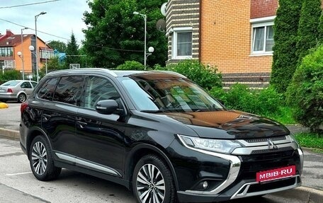 Mitsubishi Outlander III рестайлинг 3, 2020 год, 1 900 000 рублей, 3 фотография