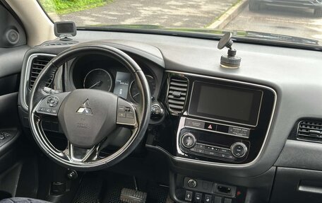 Mitsubishi Outlander III рестайлинг 3, 2020 год, 1 900 000 рублей, 16 фотография