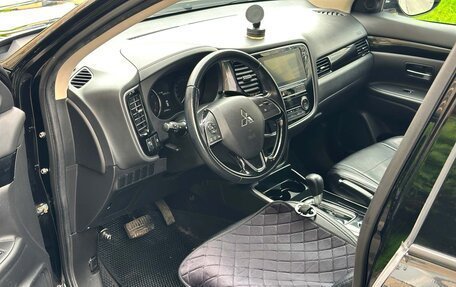 Mitsubishi Outlander III рестайлинг 3, 2020 год, 1 900 000 рублей, 14 фотография