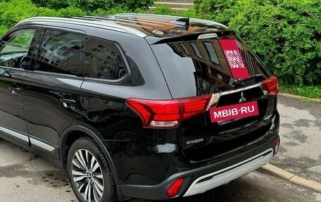 Mitsubishi Outlander III рестайлинг 3, 2020 год, 1 900 000 рублей, 10 фотография