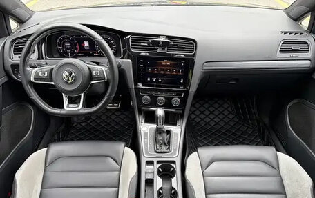 Volkswagen Golf VII, 2020 год, 1 240 100 рублей, 10 фотография