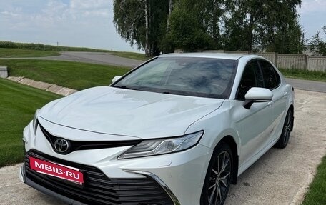 Toyota Camry, 2021 год, 2 390 000 рублей, 6 фотография
