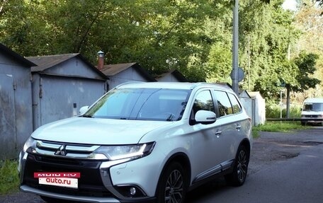 Mitsubishi Outlander III рестайлинг 3, 2018 год, 1 950 000 рублей, 2 фотография