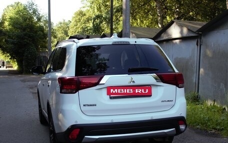 Mitsubishi Outlander III рестайлинг 3, 2018 год, 1 950 000 рублей, 4 фотография