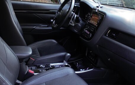 Mitsubishi Outlander III рестайлинг 3, 2018 год, 1 950 000 рублей, 6 фотография