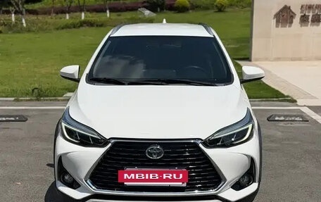 Toyota Yaris, 2022 год, 1 390 000 рублей, 2 фотография