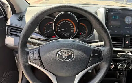 Toyota Yaris, 2022 год, 1 390 000 рублей, 10 фотография