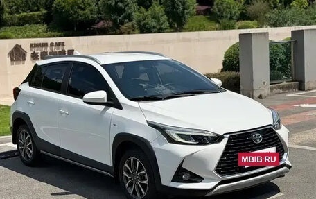 Toyota Yaris, 2022 год, 1 390 000 рублей, 3 фотография