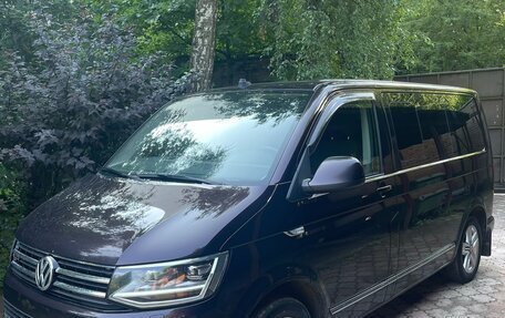 Volkswagen Multivan T6 рестайлинг, 2017 год, 2 700 000 рублей, 2 фотография