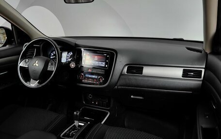 Mitsubishi Outlander III рестайлинг 3, 2018 год, 1 899 000 рублей, 13 фотография