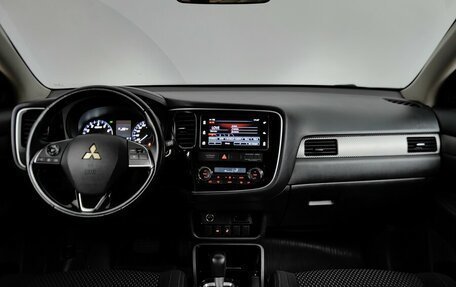 Mitsubishi Outlander III рестайлинг 3, 2018 год, 1 899 000 рублей, 12 фотография