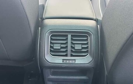 Volkswagen Tiguan II, 2023 год, 2 083 000 рублей, 10 фотография