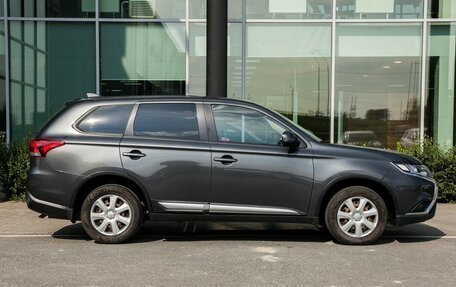 Mitsubishi Outlander III рестайлинг 3, 2018 год, 1 999 000 рублей, 8 фотография