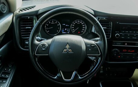 Mitsubishi Outlander III рестайлинг 3, 2018 год, 1 999 000 рублей, 16 фотография