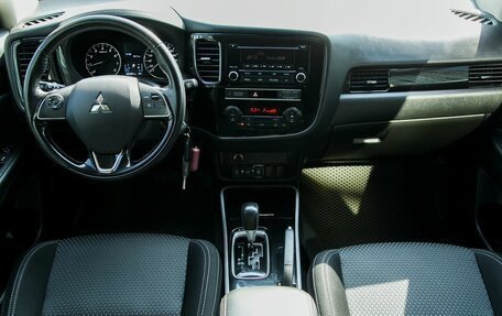 Mitsubishi Outlander III рестайлинг 3, 2018 год, 1 999 000 рублей, 15 фотография