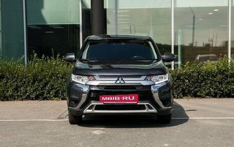 Mitsubishi Outlander III рестайлинг 3, 2018 год, 1 999 000 рублей, 3 фотография