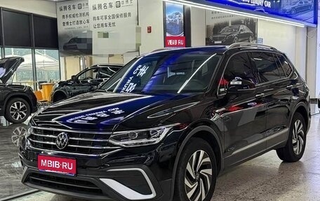 Volkswagen Tiguan II, 2023 год, 2 400 000 рублей, 1 фотография