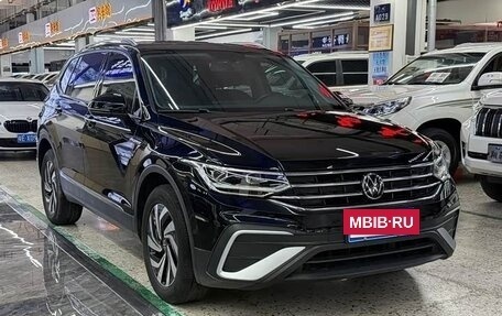 Volkswagen Tiguan II, 2023 год, 2 400 000 рублей, 3 фотография