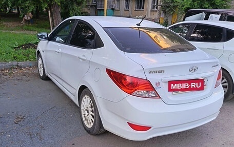 Hyundai Solaris II рестайлинг, 2011 год, 750 000 рублей, 3 фотография