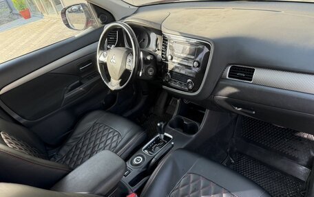 Mitsubishi Outlander III рестайлинг 3, 2014 год, 1 495 000 рублей, 13 фотография