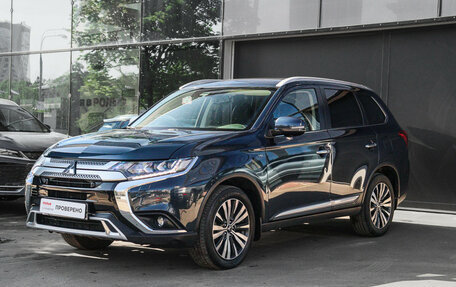 Mitsubishi Outlander III рестайлинг 3, 2021 год, 2 980 000 рублей, 2 фотография