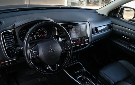 Mitsubishi Outlander III рестайлинг 3, 2021 год, 2 980 000 рублей, 13 фотография