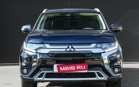Mitsubishi Outlander III рестайлинг 3, 2021 год, 2 980 000 рублей, 3 фотография