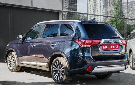 Mitsubishi Outlander III рестайлинг 3, 2021 год, 2 980 000 рублей, 7 фотография