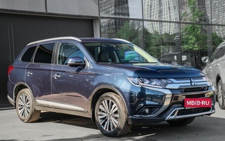 Mitsubishi Outlander III рестайлинг 3, 2021 год, 2 980 000 рублей, 4 фотография