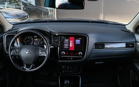 Mitsubishi Outlander III рестайлинг 3, 2021 год, 2 980 000 рублей, 10 фотография