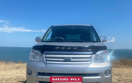 Toyota Noah III, 2004 год, 1 180 000 рублей, 2 фотография