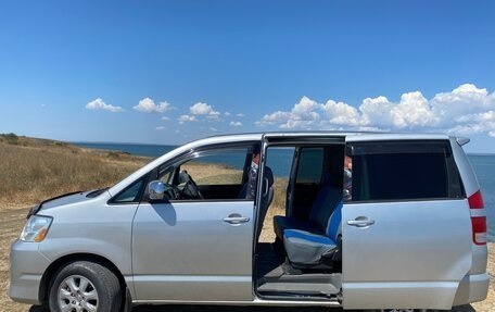 Toyota Noah III, 2004 год, 1 180 000 рублей, 5 фотография