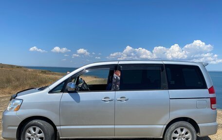 Toyota Noah III, 2004 год, 1 180 000 рублей, 4 фотография