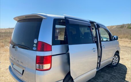 Toyota Noah III, 2004 год, 1 180 000 рублей, 7 фотография