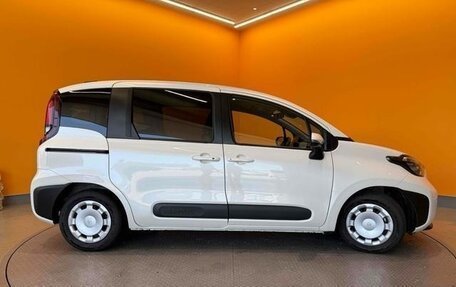 Toyota Sienta, 2024 год, 1 070 000 рублей, 8 фотография