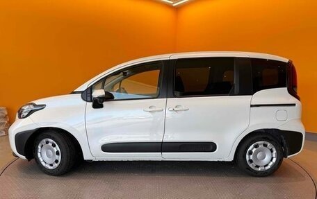 Toyota Sienta, 2024 год, 1 070 000 рублей, 7 фотография