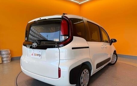 Toyota Sienta, 2024 год, 1 070 000 рублей, 4 фотография