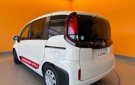 Toyota Sienta, 2024 год, 1 070 000 рублей, 5 фотография