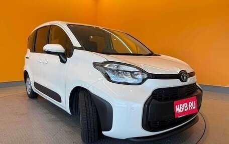 Toyota Sienta, 2024 год, 1 070 000 рублей, 2 фотография