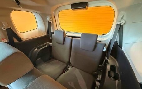 Toyota Sienta, 2024 год, 1 070 000 рублей, 22 фотография