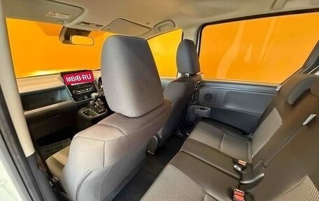 Toyota Sienta, 2024 год, 1 070 000 рублей, 24 фотография