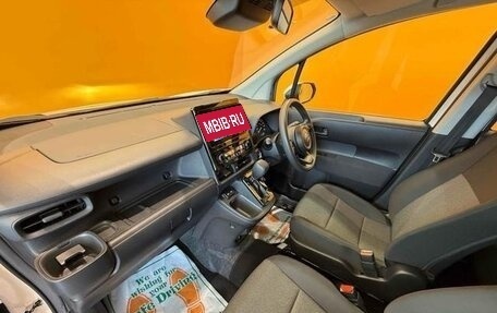 Toyota Sienta, 2024 год, 1 070 000 рублей, 26 фотография