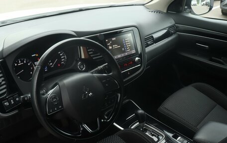 Mitsubishi Outlander III рестайлинг 3, 2022 год, 2 699 000 рублей, 5 фотография