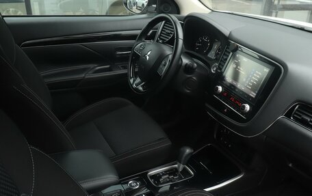 Mitsubishi Outlander III рестайлинг 3, 2022 год, 2 699 000 рублей, 6 фотография